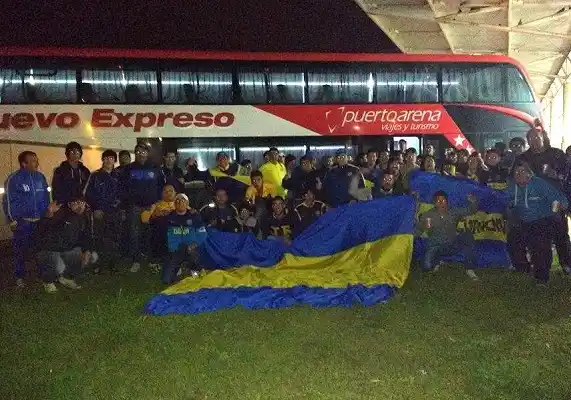 Un micro repleto de hinchas xeneizes viajó a Córdoba 