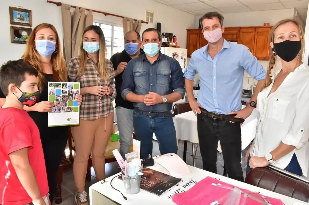 Cresto y Ulman visitaron a jóvenes emprendedores en el departamento Concordia