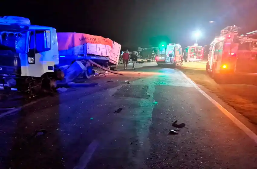 Chocaron dos camiones de frente: un chofer rosarino murió en el acto