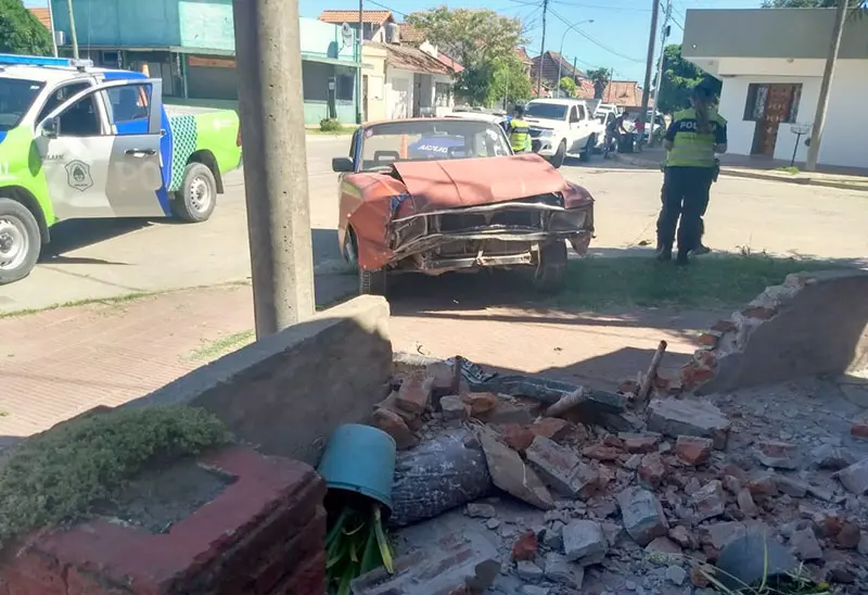 Una embarazada y un menor heridos, en un choque y vuelco