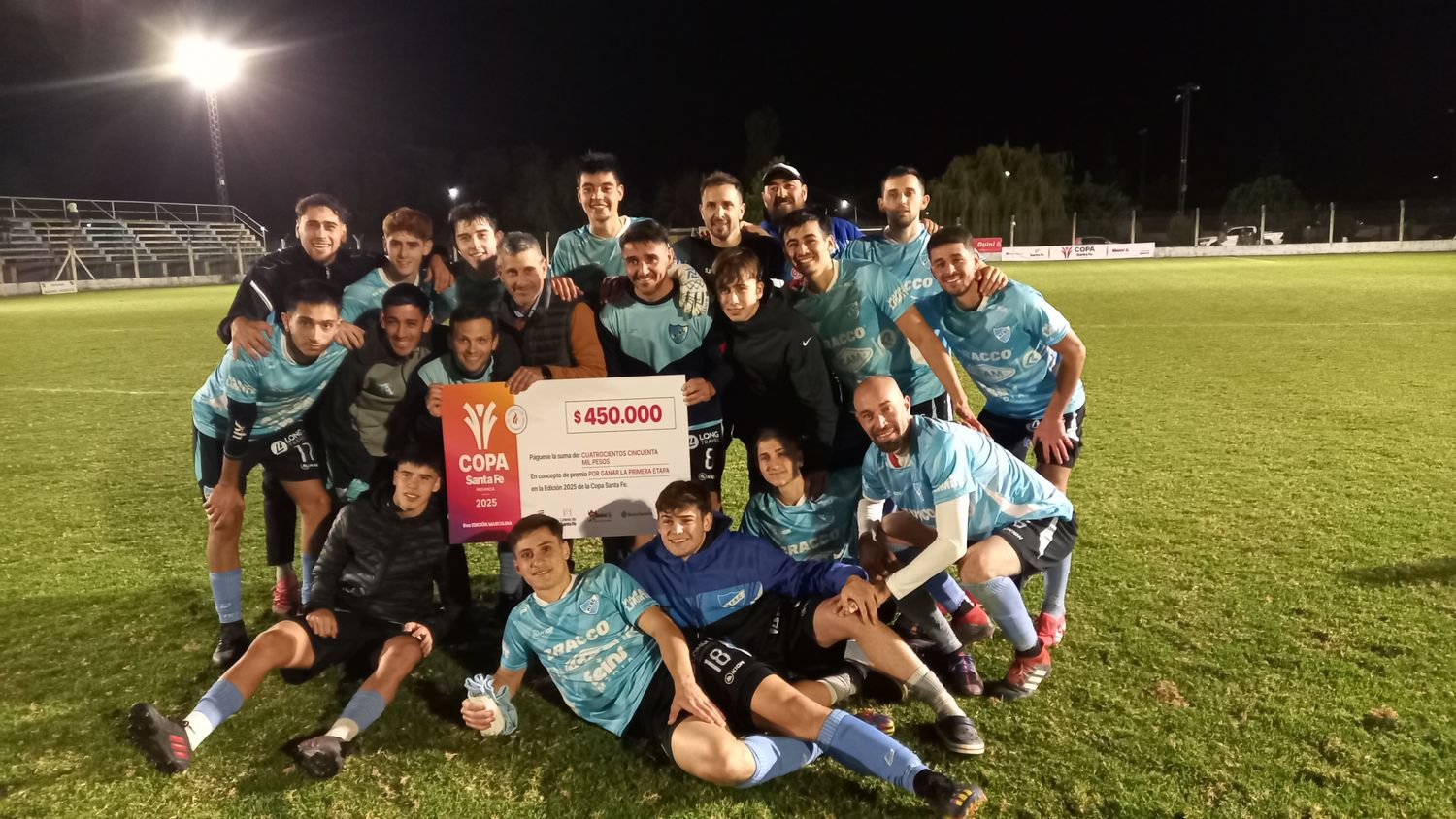 El Celeste posando con el cheque por $450.000 por el pase de ronda.