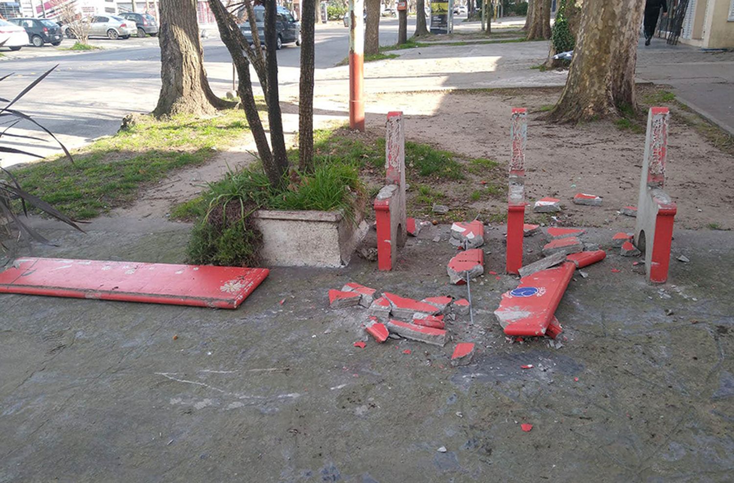 Vandalizaron un banco rojo de SADOP que simboliza la lucha contra la violencia de género