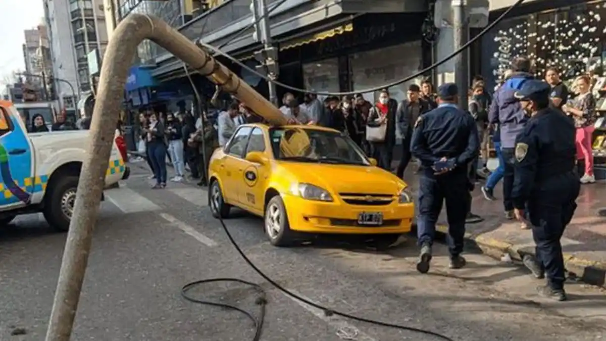 Se cayó un poste de luz sobre un taxi y el chofer se salvó de milagro