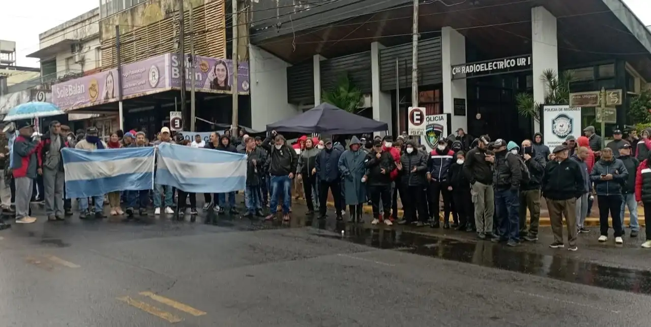 Los efectivos policiales frente al Comando Radioeléctrico.