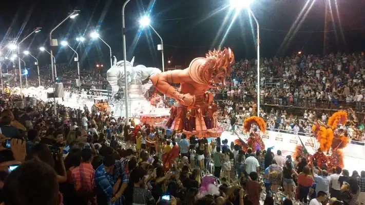 Las comparsas se preparan con todo para la segunda noche del Carnaval del País