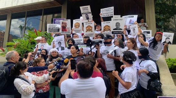 Familiares de presos políticos piden a Petro que sea «mediador» para su liberación