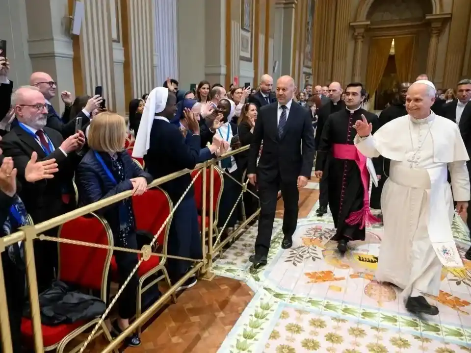 León XIV exigió a los empleados de la Iglesia dejar de ser espectadores
