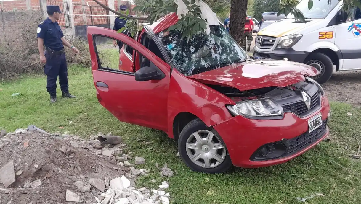 Se fugaba de un presunto robo, se incrustó contra un árbol y está muy grave