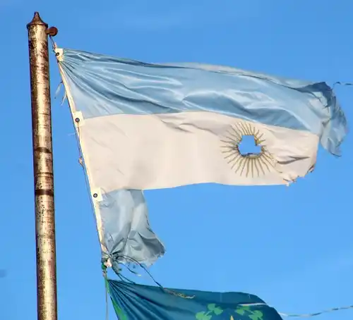 Banderas hechas jirones