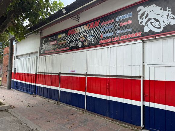 Dos locales clausurados, uno por despacho ilegal de combustibles y el otro por venta de vehículos
