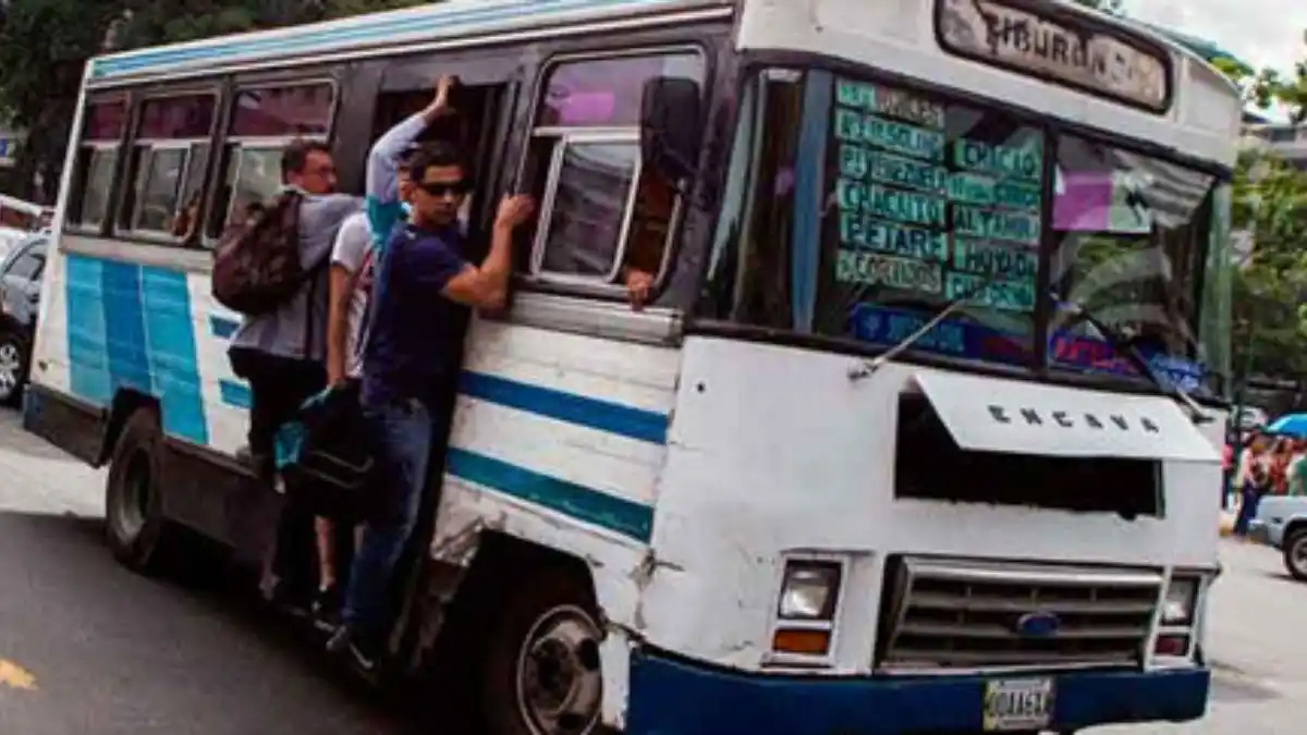 ¡MALDAD FUERA DE CONTROL! Lo atracaron y lanzaron desde un puente