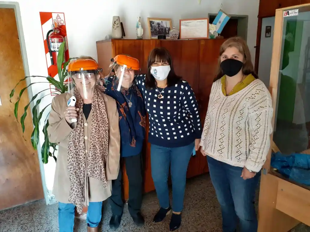 Los centros de Jubilados de Larroque recibieron elementos de higiene y seguridad