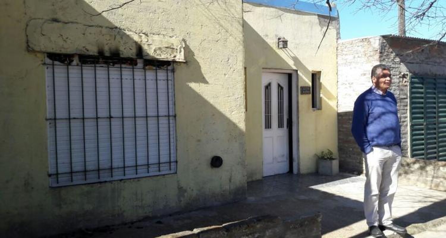Intentaron incendiar una persiana de la casa del Director de Tránsito Ángel Burgos