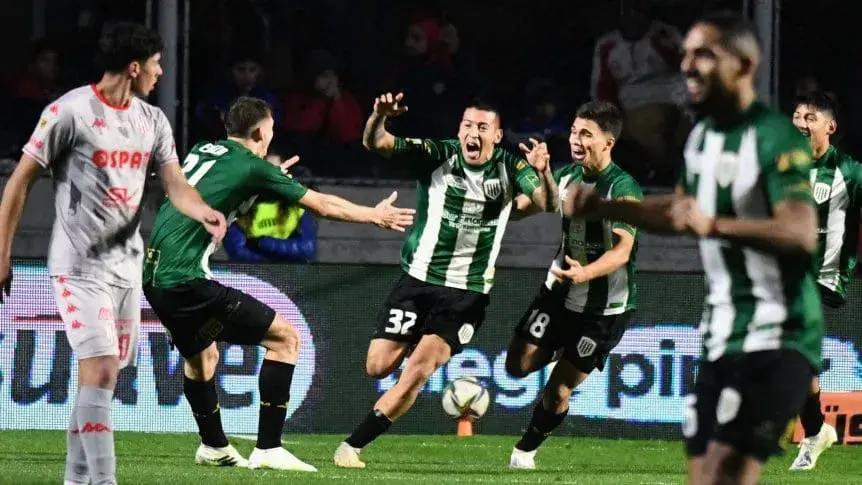 Banfield se lo dio vuelta a Unión y clasificó a los octavos de final