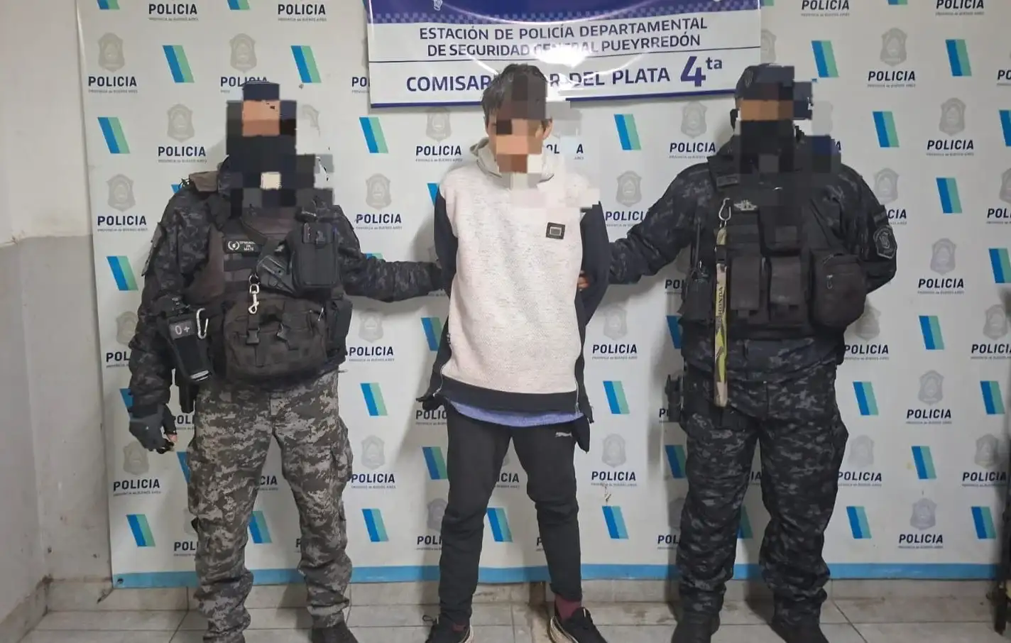 Una clienta advirtió que el hombre había ocultado mercadería entre sus prendas.