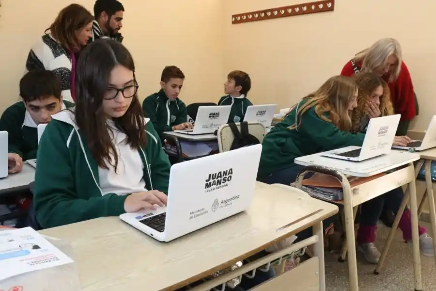 Entregan netbooks del programa Conectar Igualdad en el departamento castellanos: “Siempre es una buena noticia”