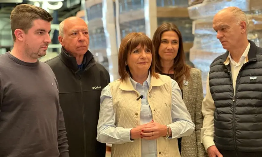 Bullrich, acompañada por Andrés Genna, uno de los precandidatos de Juntos por el Cambio.