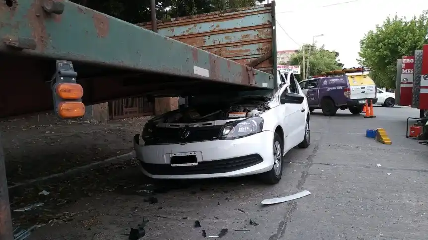 Quilmes: Espectacular choque de un auto que quedó debajo del semirremolque de un camión