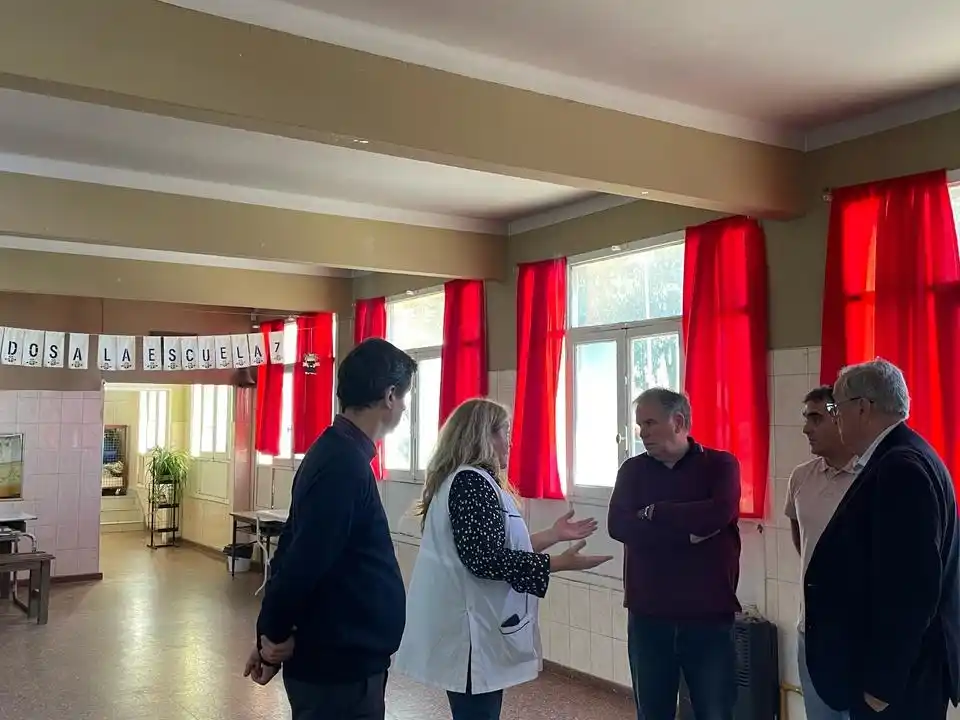 Autoridades comunales le confirmaron a la directora de la Primaria 7 la buena nueva.