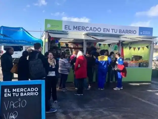 El programa provincial "Mercado en tu Barrio" funciona en la esquina de Luro y San Juan