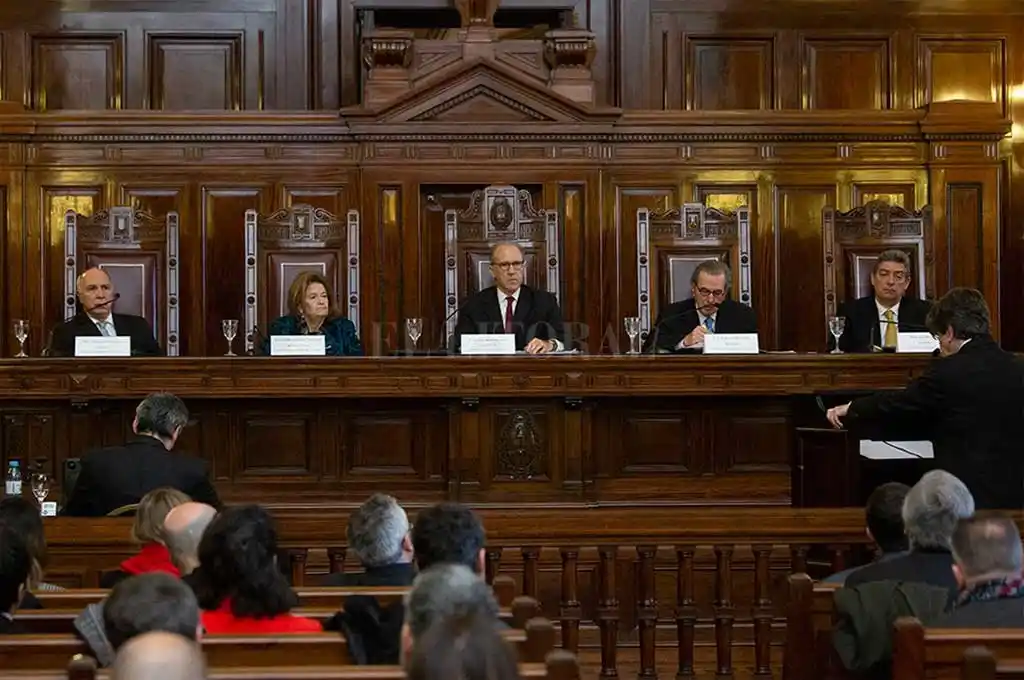 Bruglia y Bertuzzi seguirán en el cargo de manera provisoria