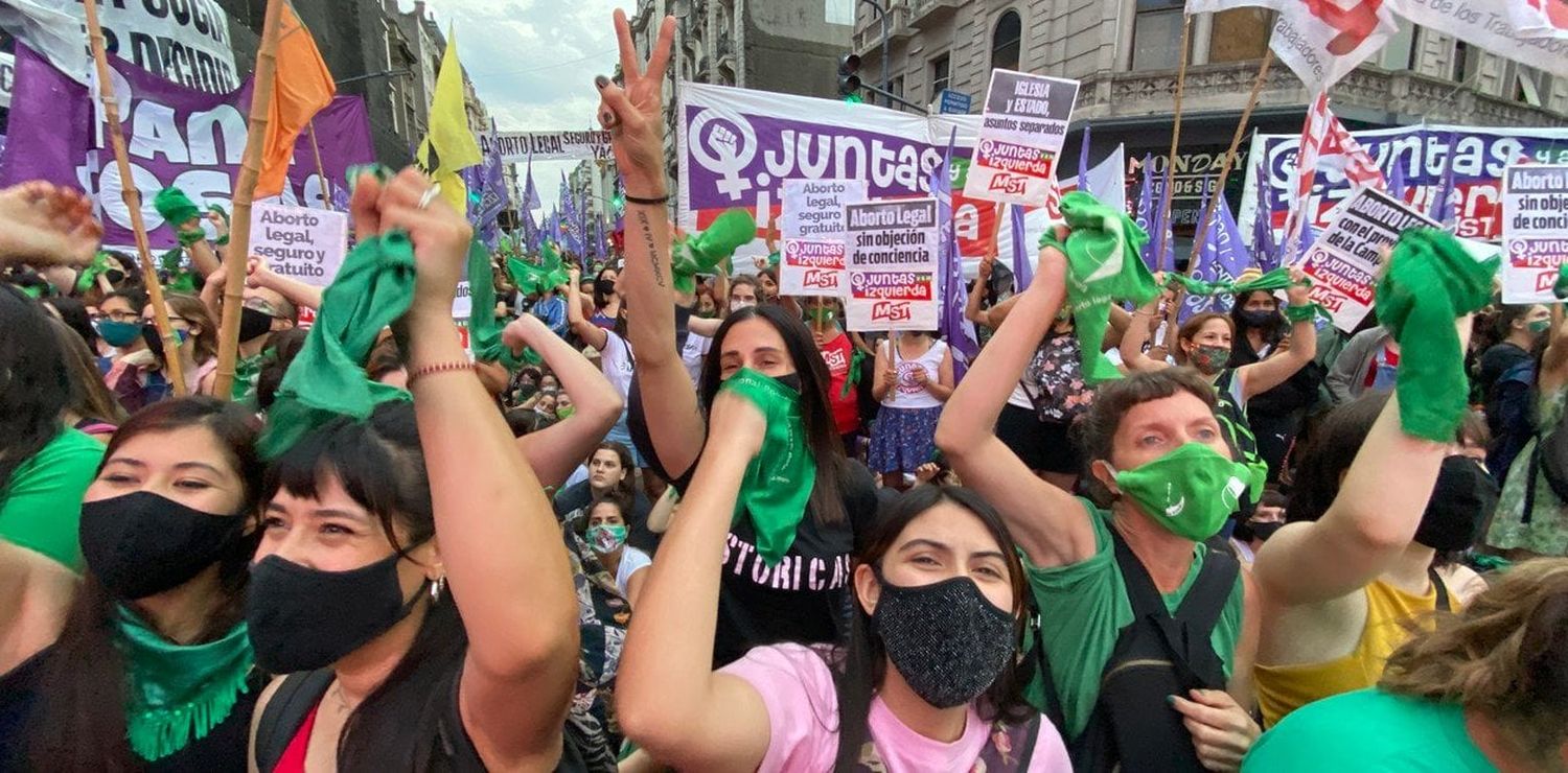 Una multitud “verde” festeja en la calle la media sanción de ley de aborto