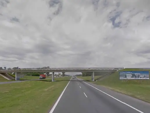 Dos autos protagonizaron un choque en la autopista Rosario-Buenos Aires.