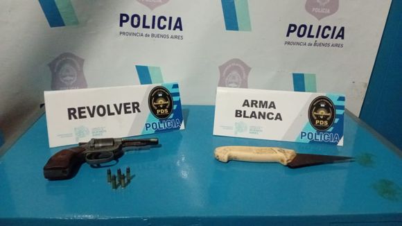 Atacó a su hija y enfrentó a la policía con un cuchillo: fue detenido