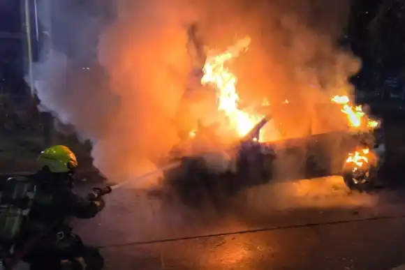 Un auto se prendió fuego en Pellegrini y hay pérdidas totales