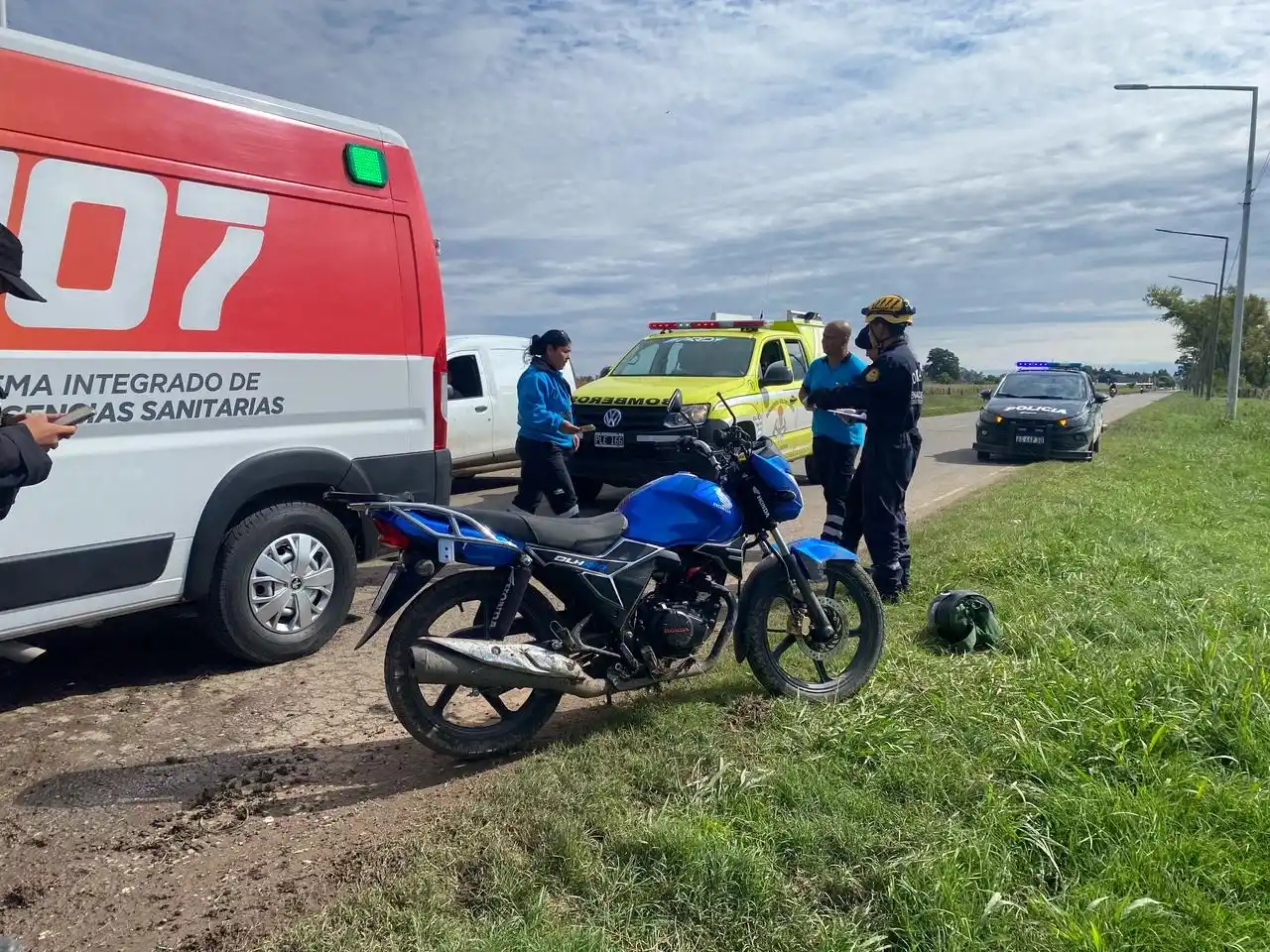 La mujer que conducía la moto sufrió politraumatismos.