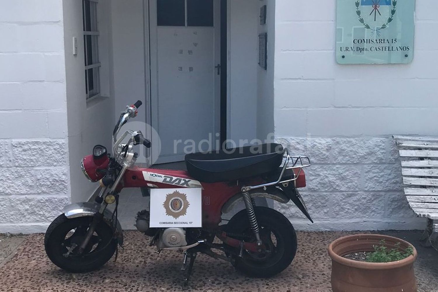 En plena recorrida, la policía detectó a dos menores con una moto robada