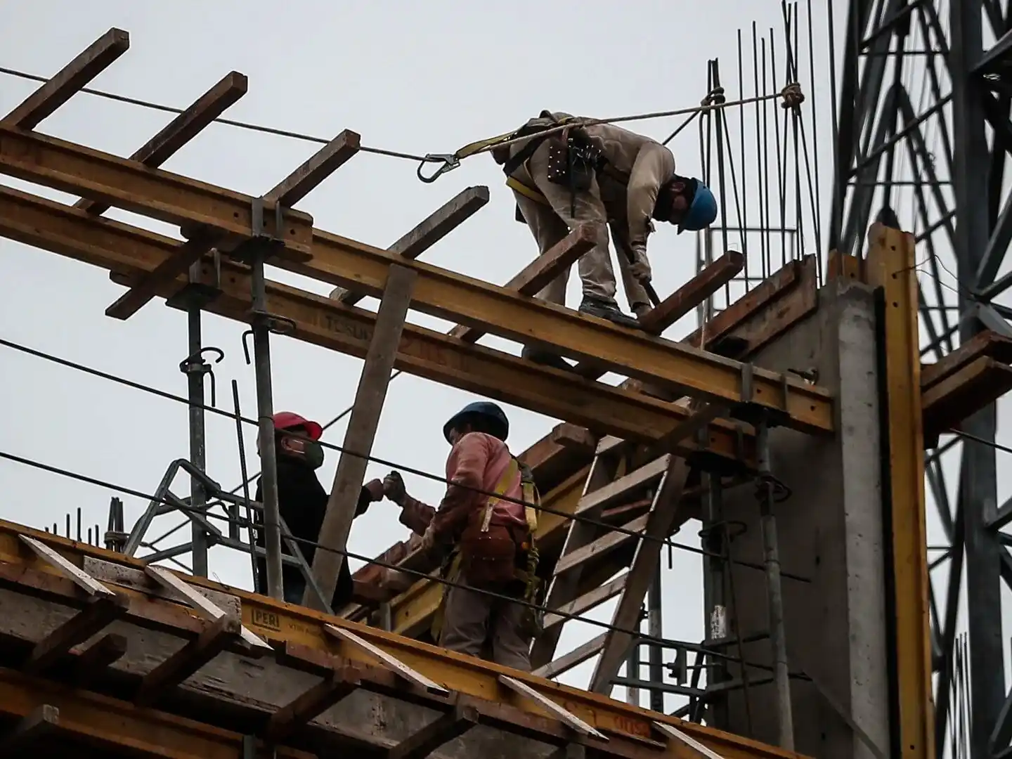 La industria cayó un 16,6% y la construcción, un 37%.