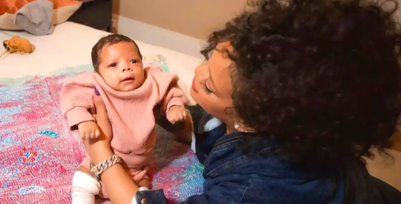 Luego de algunas semanas de hermetismo, la cantante decidió revelar la cara de Riot Rose.