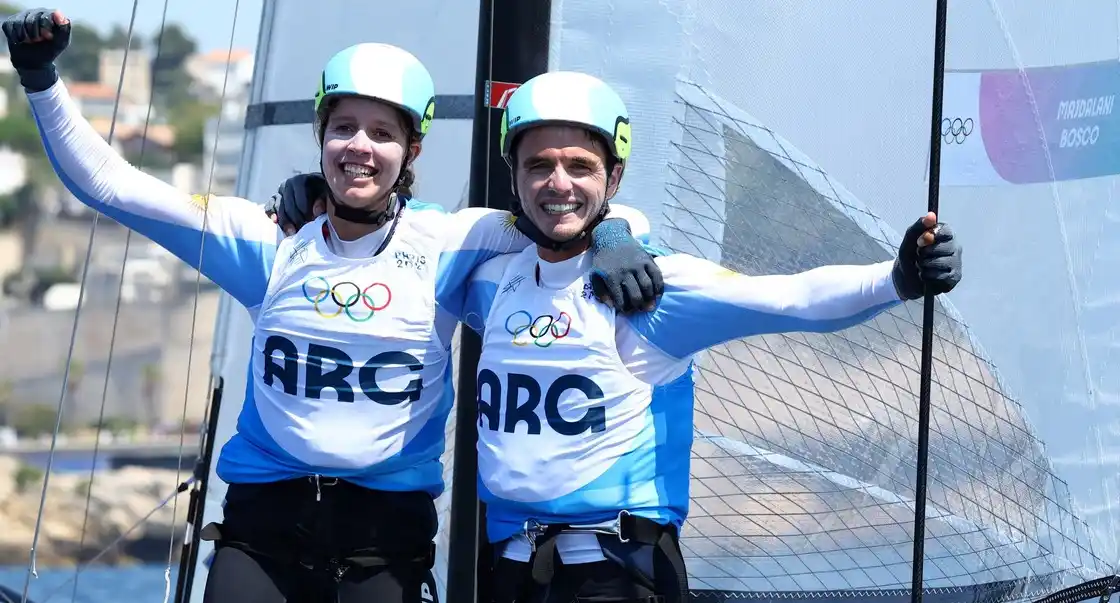 Medalla de plata para Argentina: Mateo Majdalani y Eugenia Bosco se llenaron de gloria en las aguas del Mediterráneo