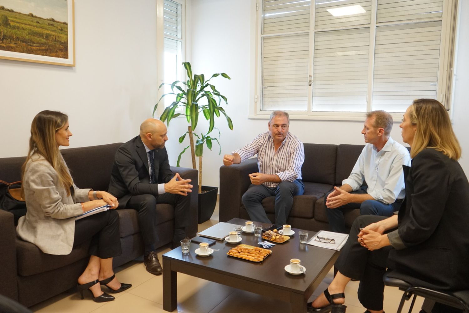 Puccini junto funcionarias provinciales se reunieron con el presidente de la Alianza Cooperativa Internacional (ACI), Ariel Guarco.