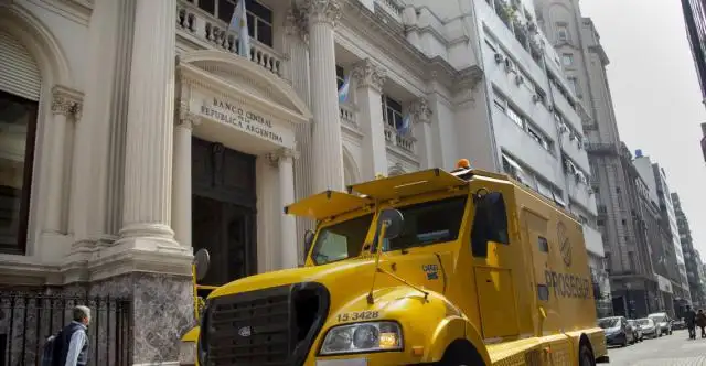 Economistas consideran que el control de cambios llegó muy tarde, pero que su impacto fue positivo