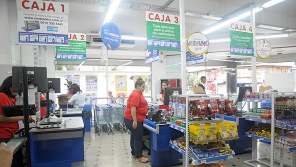 Coronel Pringles: una cajera de un supermercado estafó a 67 clientes con extracciones de dinero