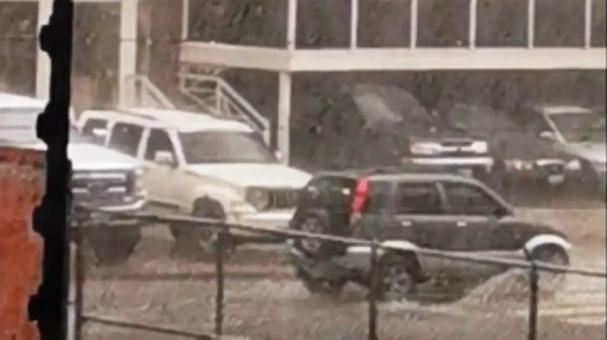 ¡DILUVIO CAPITAL! Intensas lluvias y vientos huracanados se desataron sobre Caracas este 25Oct (VIDEOS)