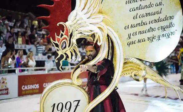 El Carnaval del País vuelve a desfilar por 25 de Mayo y Rocamora