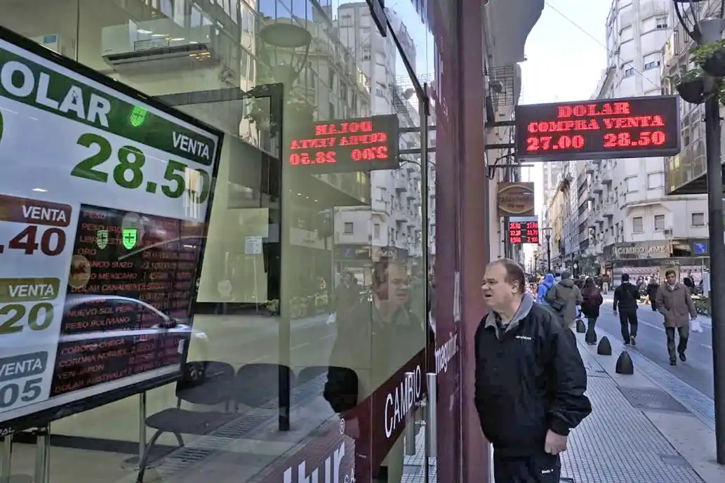 El dólar volvió a subir y alcanzó otro récord: cerró a $28,43