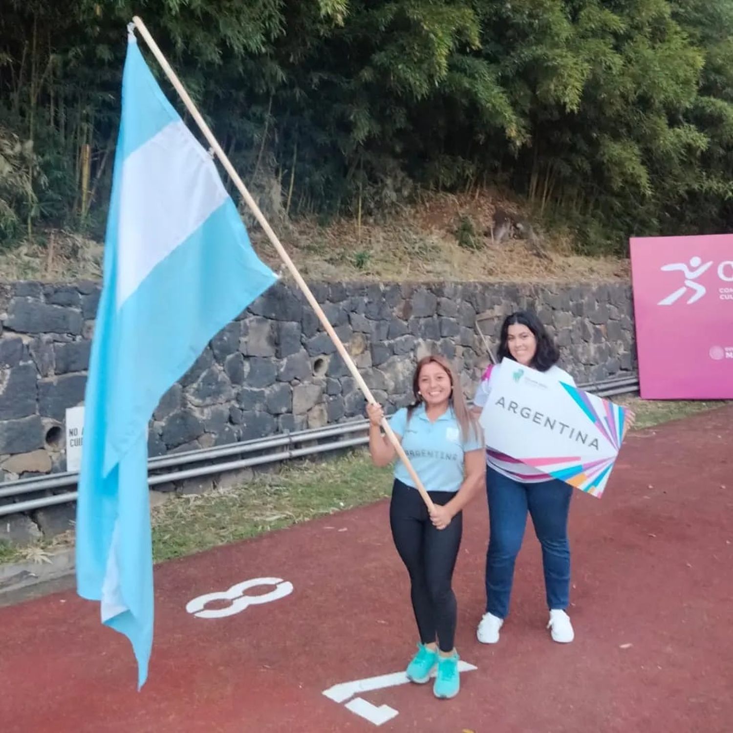 La deportista de la ciudad abanderada en la ceremonia inaugural.