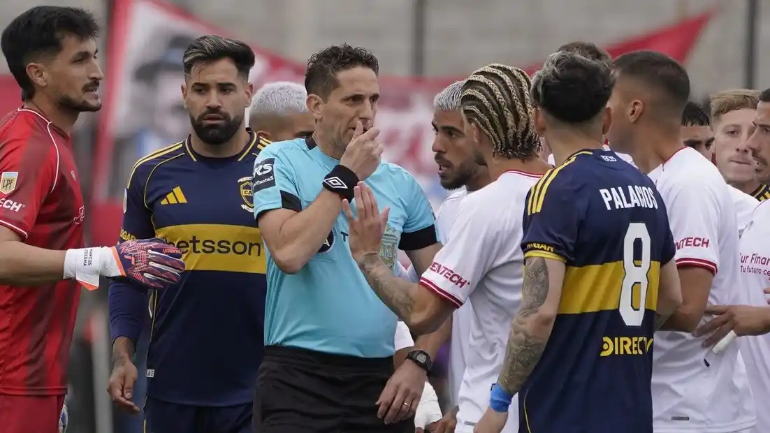 Iván Tapia vio la doble amarilla a los 13´ del primer tiempo por una entrada contra Leandro Paredes.