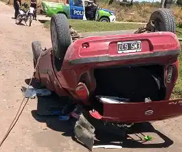 Salió ilesa tras volcar su vehículo