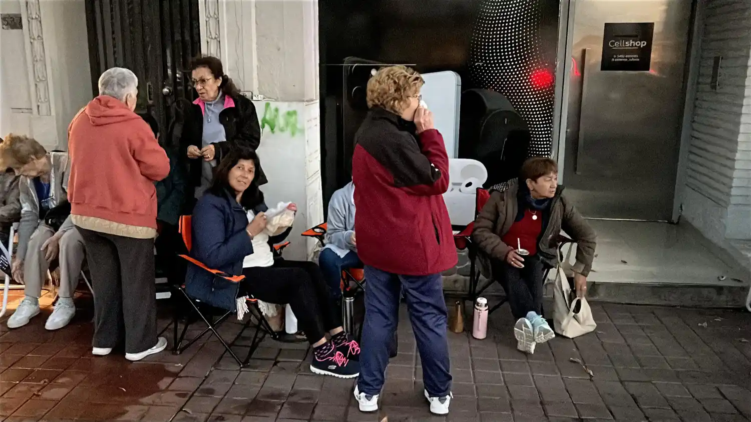 Larga fila de jubilados desde la madrugada en el Cine Belgrano, ¿por qué motivo? - 5