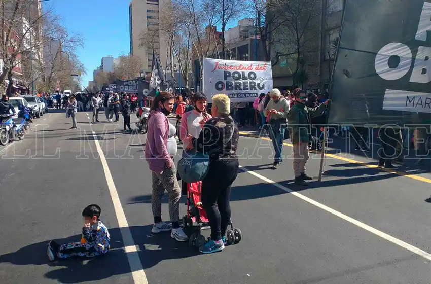 Presentaron una denuncia penal por el corte de tránsito frente al Municipio