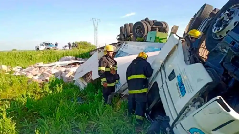 Un camion volcó y tuvieron que rescatar a su conductor que había quedado atrapado