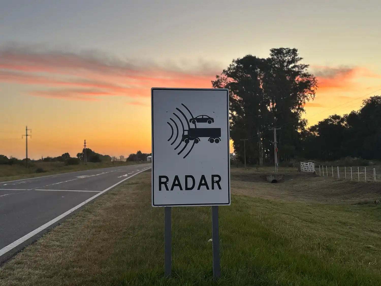El cartel que avisa de la presencia de un radar.