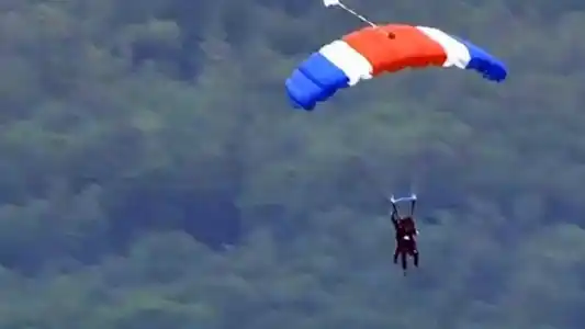 Video: George Bush cumple 90 años y lo celebra saltando en paracaídas