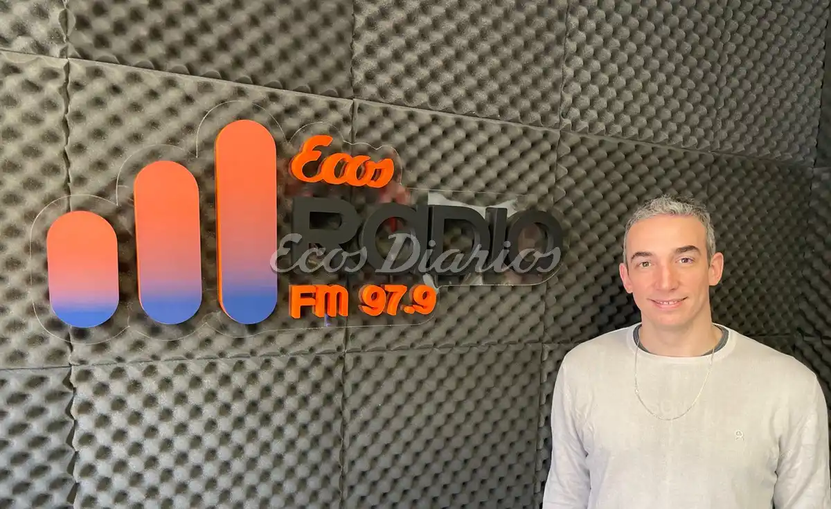 Agustín Apreda en las instalaciones de Ecos Radio