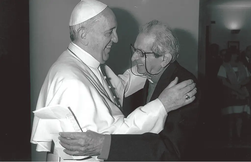 El abrazo fraternal entre el Papa Francisco y el padre Raúl Troncoso, en el año 2015 en El Vaticano.